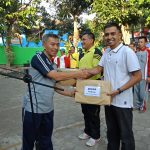 PENYERAHAN HADIAH KEJUARAAN  PERTANDINGAN BOLA VOLLY PLASTIK OLEH CAMAT MAGETAN